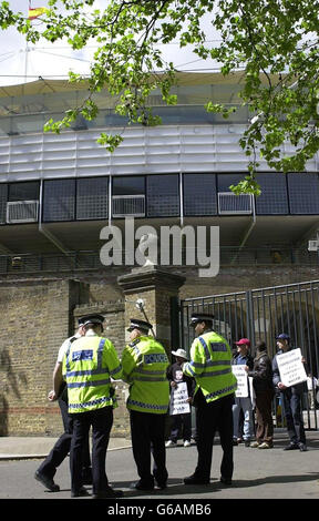 Peter Tatchell, attivista per i diritti umani (estrema destra), dimostra fuori Lords Cricket Ground mentre i funzionari dello Zimbabwe arrivano a terra. * i cricketers dell'Inghilterra non dovrebbero giocare contro la squadra che è arrivata oggi per un tour nel paese, ha detto oggi il segretario straniero ombra Michael Ancram. Ancram ha affermato che il tour, che comprende due test match e un torneo triangolare di un giorno, darebbe effettivamente una piattaforma al presidente dello Zimbabwe Robert Mugabe, che accusa di violazioni dei diritti umani. Foto Stock