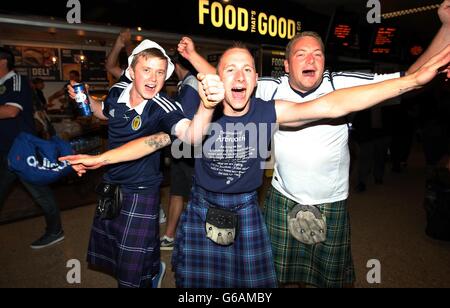 Il Tartan Army, tifosi di calcio scozzesi, arriva a Euston, nel centro di Londra, prima della partita amichevole contro l'Inghilterra al Wembley Stadium di questa sera. Foto Stock