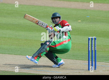 Cricket - Tour Match - Nottinghamshire Outlaws / Bangladesh A - Trent Bridge. Il Bangladesh A Raqibul Hasan si abbatte durante il Tour Match al Trent Bridge, Nottingham. Foto Stock