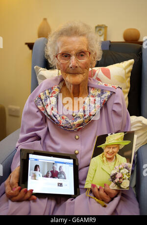 Lily Strugnell di Isle of Wight, che domani compie 109 anni, mostra la sua pagina Facebook sul suo dispositivo tablet. Foto Stock