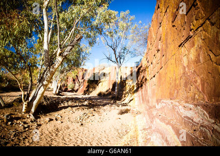 Un sacro aborigeni degli sito di Ochre Pits vicino a Alice Springs nel Territorio del Nord, l'Australia Foto Stock