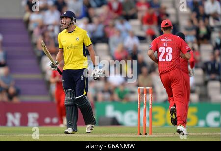 Cricket - Friends Life T20 - Quarter Final - Hampshire / Lancashire - The Ageas Bowl. James vince dell'Hampshire Royals reagisce dopo aver perso il suo cazzo durante la Friends Life T20, Quarter Final all'Ageas Bowl di Southampton. Foto Stock