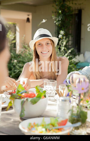Donna godendo di un sano pasto con gli amici Foto Stock