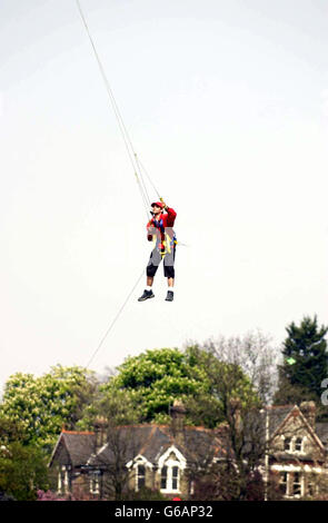 Martin Fossey di "Team Adrenalize", che ha innalzato i suoi 40 metri in aria utilizzando questo "Flexi Foil Super 10" kite al 6° Streatham Common Kite Day, Streatham Common. Foto Stock