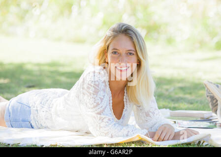 La donna a prendere il sole nel parco Foto Stock