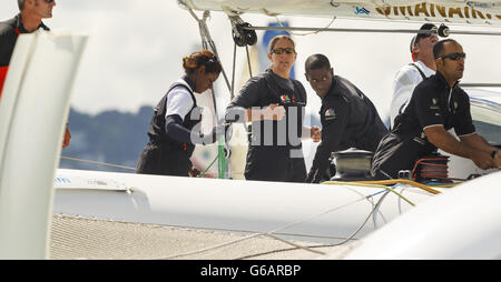 Dee Caffari a bordo di Oman Sail Musandam durante la 45° Rolex Fastnet Race sul Solent, vicino a Cowes, Isola di Wight. Foto Stock