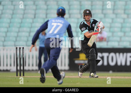 Cricket - Yorkshire Bank Pro40 - Gruppo B - Surrey / Derbyshire - The Kia Oval. Gary Wilson di Surrey in azione Foto Stock