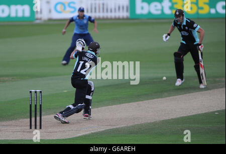 Cricket - Yorkshire Bank Pro40 - Gruppo B - Surrey / Derbyshire - The Kia Oval. Tim Linley di Surrey che colpisce le corse vincenti Foto Stock