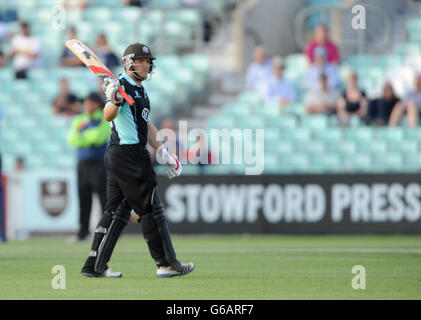 Cricket - Yorkshire Bank Pro40 - Gruppo B - Surrey / Derbyshire - The Kia Oval. Gary Wilson di Surrey celebra il suo 50 Foto Stock