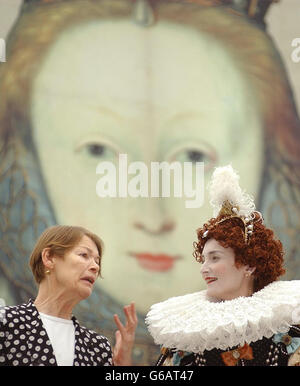 MP Glenda Jackson con l'attrice Miriam Cooper, vestito in un abito della serie della BBC Elizabeth R, di fronte a un ritratto gigante della regina Elisabetta i, alla nuova mostra chiamata 'Elizabeth' al National Maritime Museum nel sud di Londra. * 'Elizabeth' è considerata la più grande collezione di oggetti personali, dipinti e mostre relative a Elizabeth mai assemblata e aperta al pubblico il 1 maggio 2003. Foto Stock