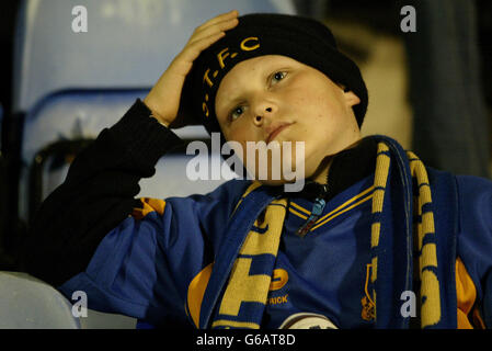 Un giovane fan si siede tristemente nello stand dopo che la sua squadra Shrewsbury Town ha perso 3.2 contro Carlisle United e sono stati relegati in Confrence football, durante la partita di Nationwide Divison 3 a Gay Meadow. NESSUN UTILIZZO NON UFFICIALE DEL SITO WEB DEL CLUB. Foto Stock