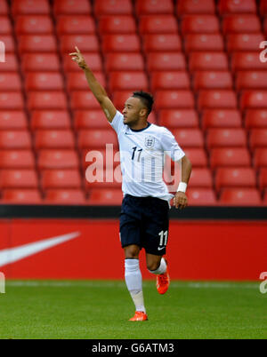 Nathan Redmond di Englan celebra il primo obiettivo del gioco ai suoi lati durante la partita internazionale amichevole a Bramall Lane, Sheffield. Foto Stock