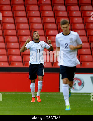 Nathan Redmond di Englan (a sinistra) festeggia il suo primo obiettivo al fianco durante la partita internazionale amichevole a Bramall Lane, Sheffield. Foto Stock