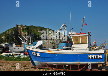 Barche da pesca a Hastings Beach, East Sussex, South East England, con East Hill sullo sfondo Foto Stock