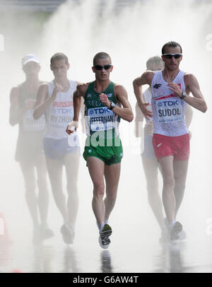 Robert Heffernan irlandese sulla strada per l'oro nella passeggiata di 50 km per uomini durante il quinto giorno dei Campionati mondiali di atletica IAAF del 2013 allo stadio Luzhniki di Mosca, Russia. Foto Stock