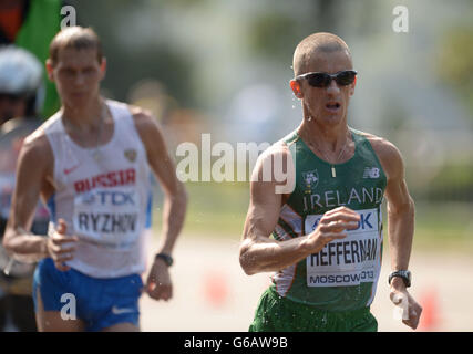 Robert Heffernan irlandese sulla strada per l'oro nella passeggiata di 50 km per uomini durante il quinto giorno dei Campionati mondiali di atletica IAAF del 2013 allo stadio Luzhniki di Mosca, Russia. Foto Stock