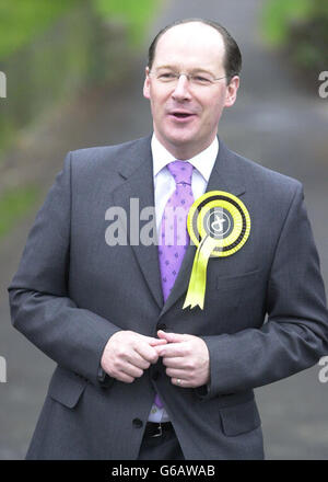 Il leader nazionalista scozzese John Swinney arriva al seggio del municipio di Burrelton, vicino Perth. Gli elettori hanno coraggioso gli elementi per arrivare alle elezioni del Parlamento scozzese. *..le stazioni di polling in tutta la Scozia hanno aperto esattamente alle 7:00 sotto i cieli leaden in gran parte del paese. Foto Stock