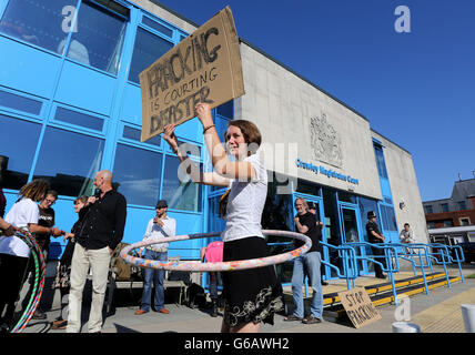 L'attivista anti Fracking Katie Fairweather protesta fuori Crawley Magistrates Court nel West Sussex come manifestanti anti anti anti fracking appaiono su accuse relative a dimostrazioni presso il sito di perforazione Caudrilla a Balcombe. Foto Stock