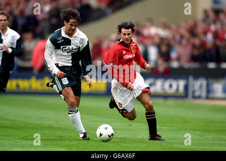 Fa Cup Final, Manchester United contro Liverpool. l-r; Jamie Redknapp (L), Ryan Giggs (MU). Foto Stock