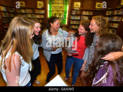 Risultati di livello A. Gli studenti celebrano i loro risultati A-level alla Central High School di Jesmond, Newcastle. Foto Stock