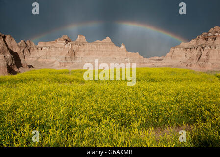 Rainbow su buttes nel Parco nazionale Badlands, Dakota del Sud, STATI UNITI D'AMERICA Foto Stock