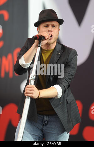 Olly Murs si esibisce sul palco Virgin Media durante il primo giorno del V Festival al Weston Park di Weston-under-Lizard. Foto Stock