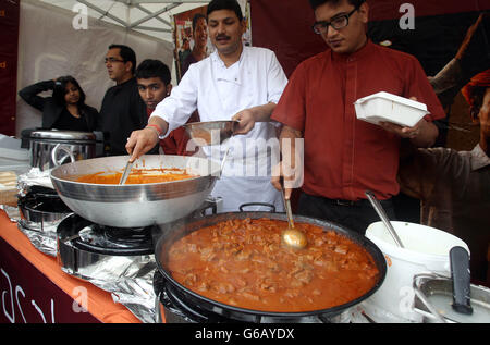 Bancarelle di cibo in Trafalgar Square a Londra per celebrare Eid-ul-Fitr, che significa Festa di rompere il veloce e segnala la fine del Ramadan, il mese santo del digiuno. Foto Stock