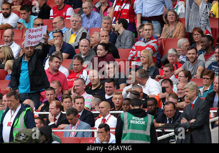 Un fan dell'Arsenal mostra i suoi sentimenti per la mancanza di nuove iscrizioni in ritardo nel gioco al manager dell'Arsenal, Arsene Wenger (a destra) durante la Barclays Premier League Match The Emirates Stadium, Londra. Foto Stock