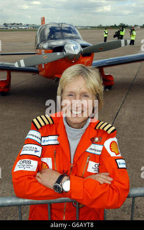 Polly Vacher e il suo Piper Dakota aereo a motore singolo prima di partire dall'aeroporto internazionale di Birmingham, sulla sua circumnavigazione solitaria Trans Polar del mondo. 27/04/04: Polly Vacher e il suo Piper Dakota monoposto. Il pilota di 60 anni che tentò di diventare il primo a volare da solo in tutto il mondo attraverso entrambi i polacchi in un aereo a motore singolo stava scendendo in Gran Bretagna martedì 27 aprile 2004, più di un anno dopo il suo decollo. L'insegnante di musica in pensione atterra all'aeroporto internazionale di Birmingham 357 giorni dopo aver salito a bordo del suo Piper Dakota per l'epico viaggio Foto Stock