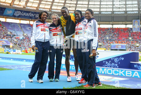 Il team di relè 4x400m della Gran Bretagna (da sinistra a destra) Margaret Adeoye, Eilidh Child, Christine Ohuruogu e Shana Cox che hanno vinto il bronzo festeggiano con il vincitore finale da 200m della Giamaica Usain Bolt durante l'ottavo giorno dei Campionati mondiali di atletica IAAF del 2013 allo stadio Luzhniki di Mosca, Russia. Foto Stock