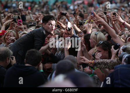 Danny o'Donoghue del copione che si esibisce sul Virgin Media Stage durante il giorno uno del V Festival all'Hylands Park di Chelmsford. Foto Stock