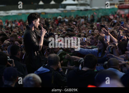 Danny o'Donoghue del copione che si esibisce sul Virgin Media Stage durante il giorno uno del V Festival all'Hylands Park di Chelmsford. Foto Stock