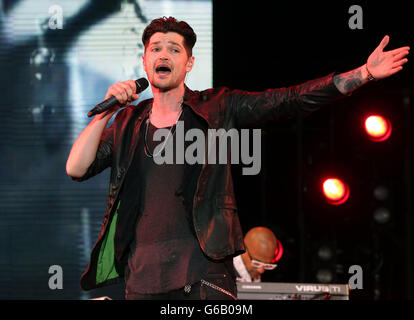 Danny o'Donoghue del copione che si esibisce sul Virgin Media Stage durante il giorno uno del V Festival all'Hylands Park di Chelmsford. Foto Stock