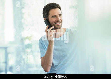 Le chiamate telefoniche da vecchi amici di portare sorrisi Foto Stock