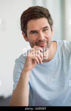 L'uomo con la mano sotto il mento, ritratto Foto Stock