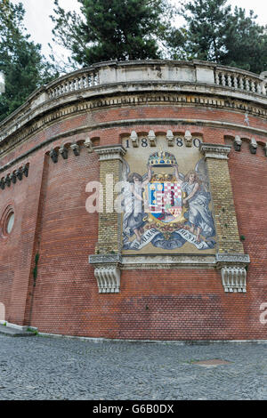 Un mosaico antico stemma sulla Collina del Castello parete in Budapest, Ungheria. Foto Stock