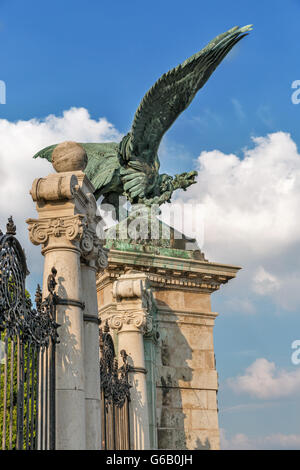 Turul eagle vicino a Buda Royal Palace cancello di ingresso a Budapest, Ungheria Foto Stock