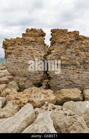 Resti del fortilizio medievale parete in Paphos porto su Cipro Foto Stock