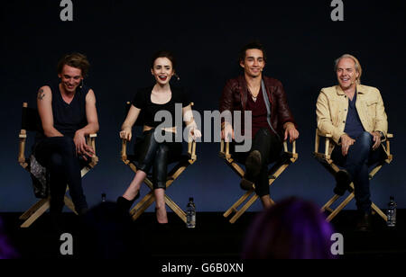 Il regista Harald Zwart (a destra) con i membri del cast del film The Mortal Instruments: City of Bones (da sinistra a destra) Jamie Campbell Bower, Lily Collins e Robert Sheehan durante un evento Meet the Actors, presso l'Apple Store di Regent Street, nel centro di Londra. Foto Stock