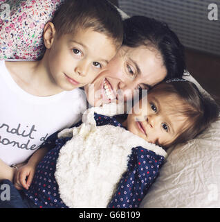Madre con figli piccoli, ritratto Foto Stock