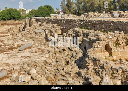 Rovine di quaranta colonne castello, un Castello Franchi costruito nel XIII secolo vicino al porto di Paphos, Cipro. Il Parco Archeologico di K Foto Stock