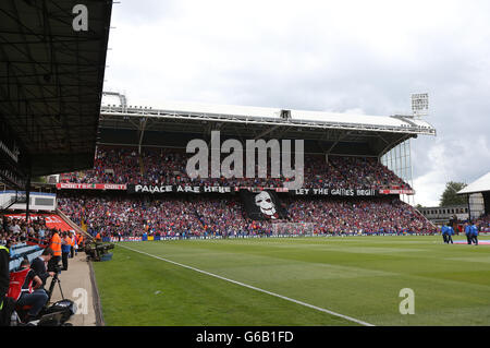 Vista generale come un banner che porta la faccia di Billy il Puppet dai film sega si tiene negli stand di Selhurst Park Foto Stock