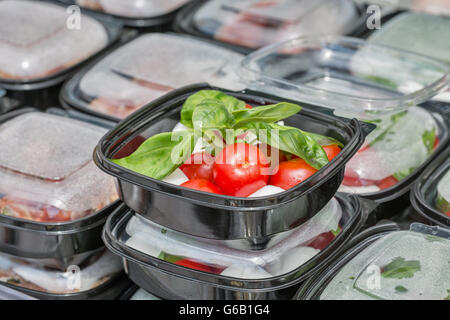 Cucina di strada box con mozzarella, pomodori ciliegia e basilico closeup. Foto Stock