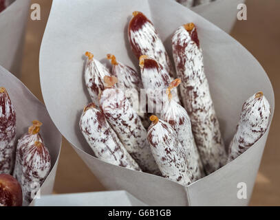 Cucina di strada sottile salame affumicato porzioni closeup in sacchi di carta Foto Stock