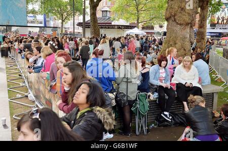 Ragazze alcune che sono accampate fuori da Domenica notte, svegliarsi in Leicester Square, centro di Londra in attesa di questa prima serata del film One Direction: Questo è noi nel centro di Londra. Foto Stock