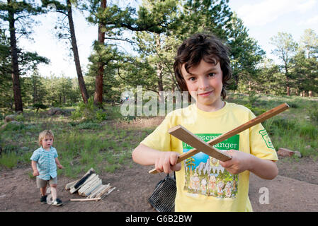 Il ragazzo si prepara a costruire un accampamento, ritratto Foto Stock