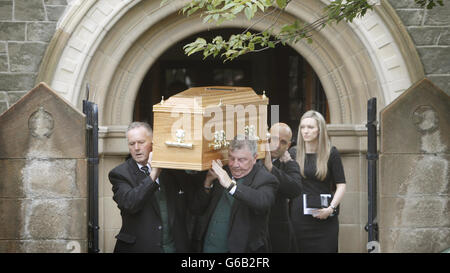 La bara dell'ex leader scozzese della Tory David McLetchie viene portata dalla chiesa di San Columba dopo i suoi funerali a Edimburgo, Scozia. Foto Stock