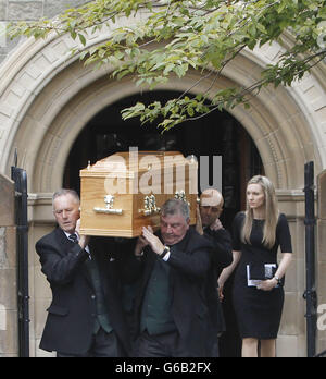 La bara dell'ex leader scozzese della Tory David McLetchie viene portata dalla chiesa di San Columba dopo i suoi funerali a Edimburgo, Scozia. Foto Stock