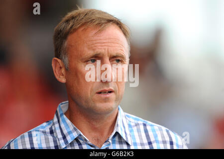 Calcio - Pre-Season friendly - Kidderminster Harriers v Cheltenham Town - Aggborough. Mark Yates, responsabile della città di Cheltenham Foto Stock