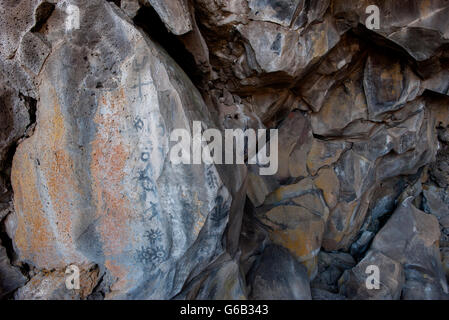 Pitture rupestri nel tubo di lava grotta, letti di Lava monumento nazionale, CALIFORNIA, STATI UNITI D'AMERICA Foto Stock